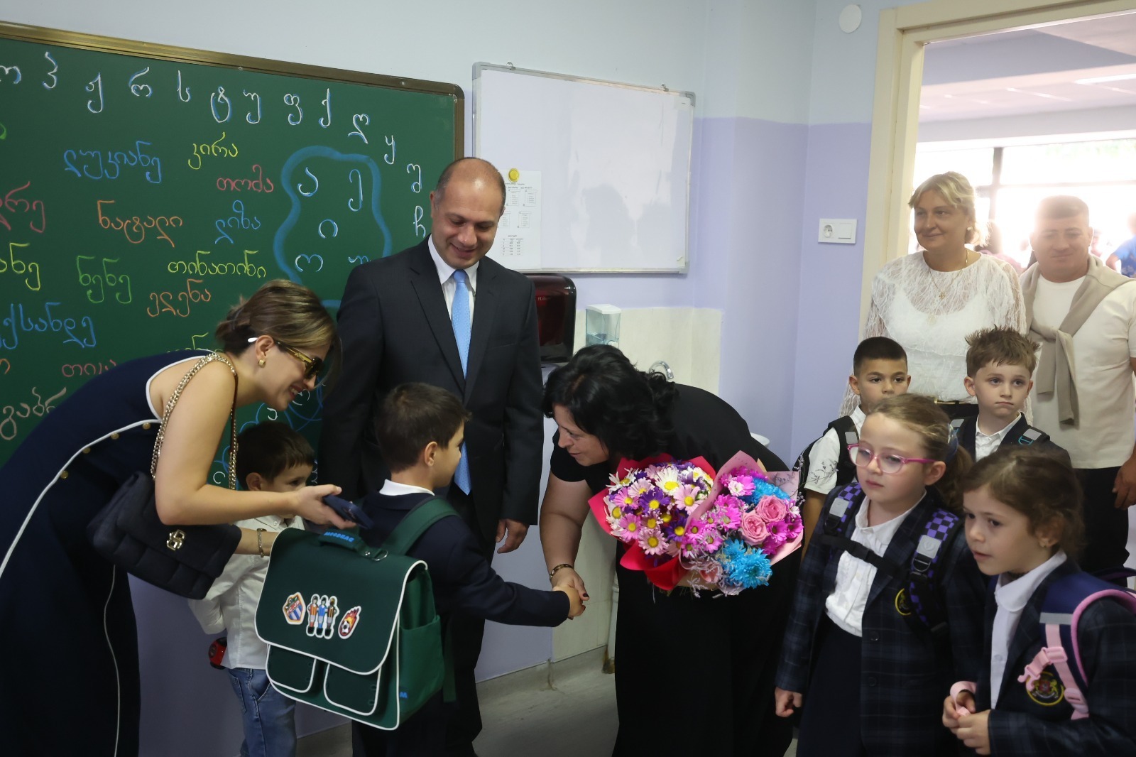 გივი მიქანაძემ მოსწავლეებსა და მასწავლებლებს ახალი სასწავლო წლის დაწყება პირველი ექსპერიმენტული საჯარო სკოლიდან მიულოცა